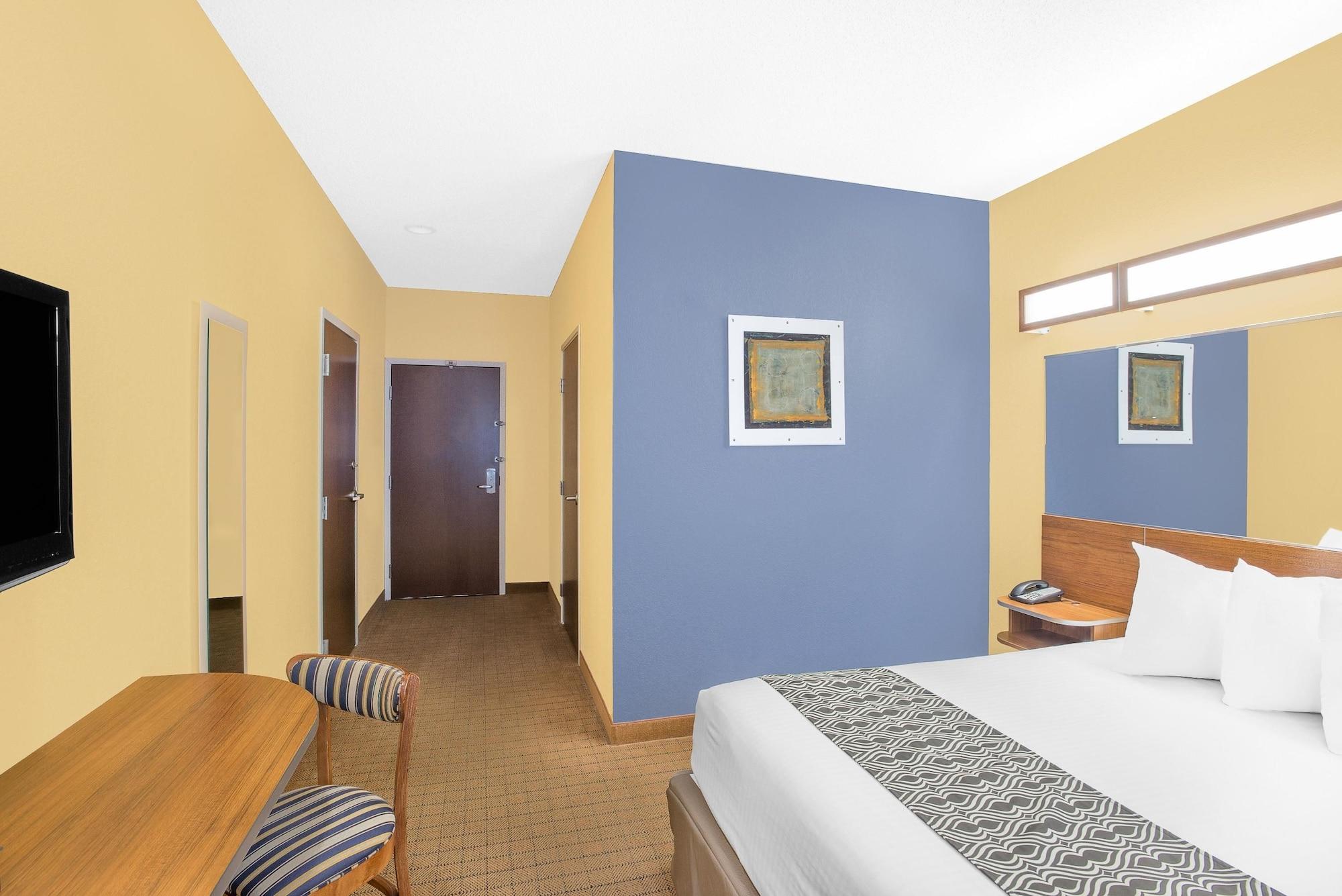 Microtel Inn & Suites Chili/Rochester Екстер'єр фото