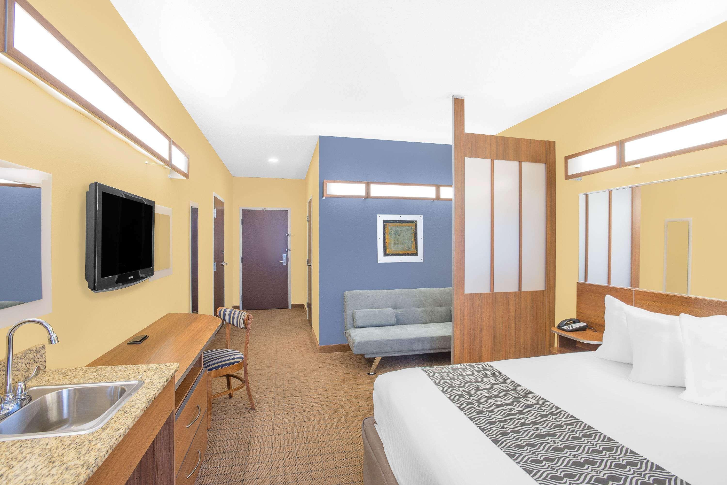Microtel Inn & Suites Chili/Rochester Екстер'єр фото