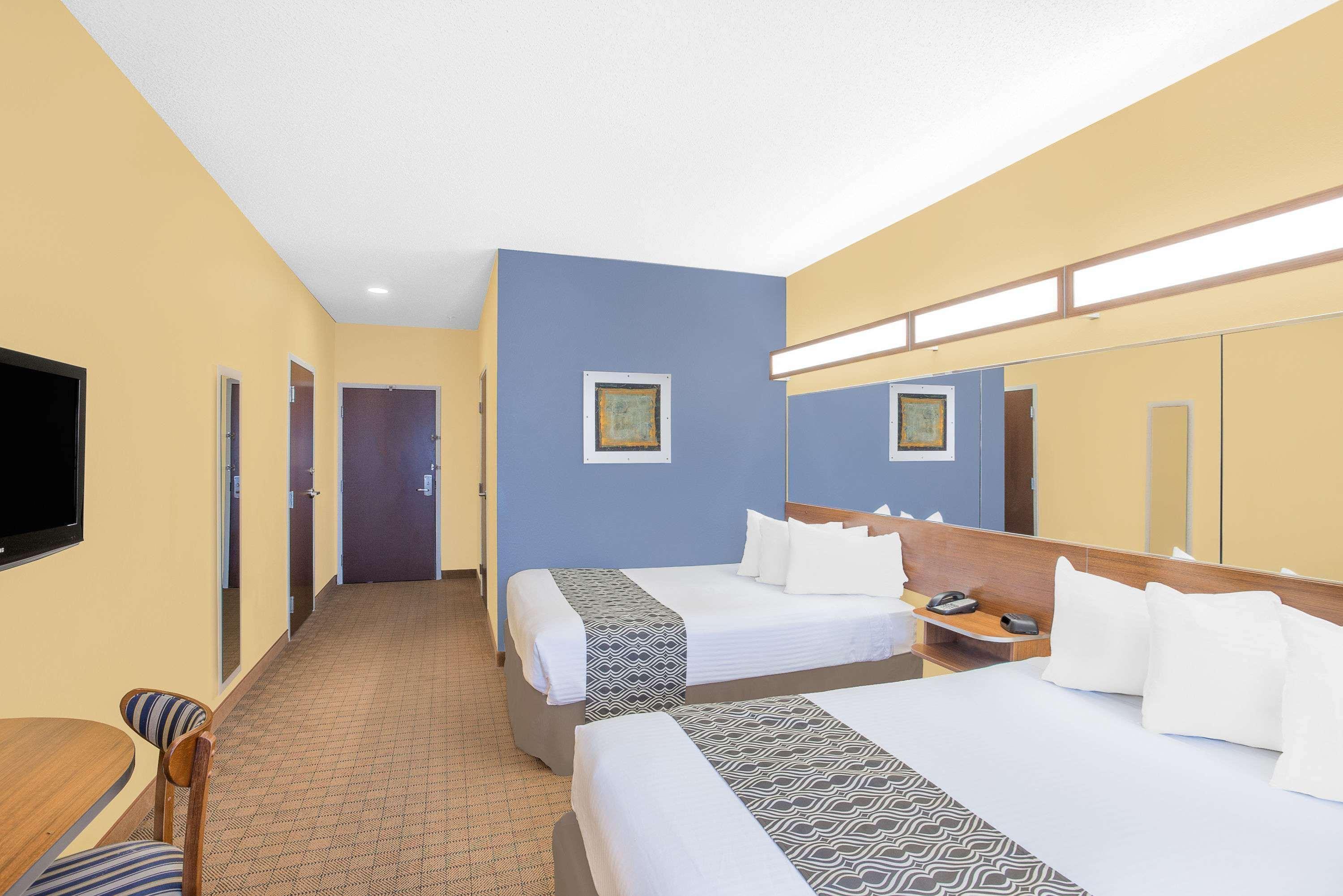 Microtel Inn & Suites Chili/Rochester Екстер'єр фото