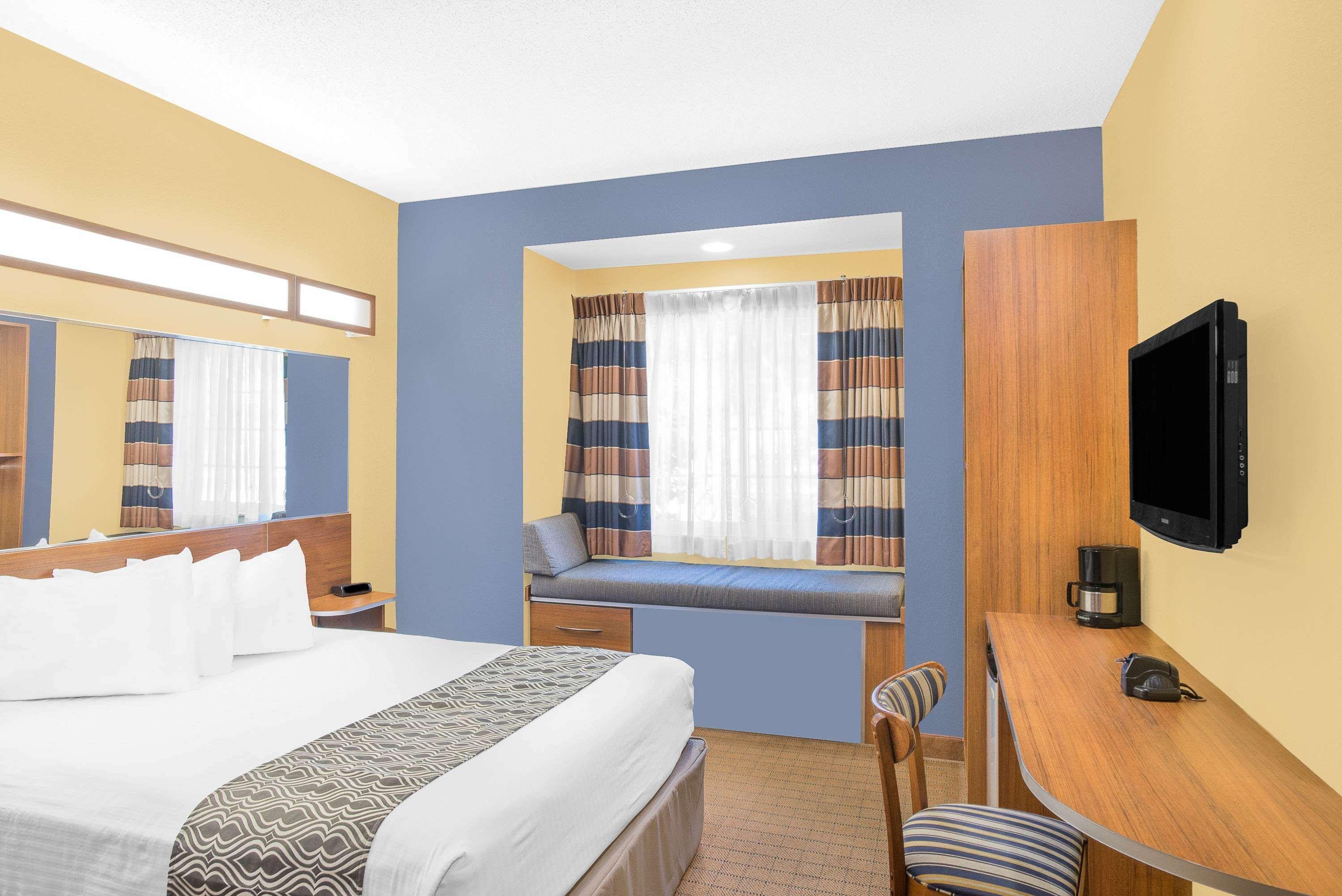 Microtel Inn & Suites Chili/Rochester Екстер'єр фото