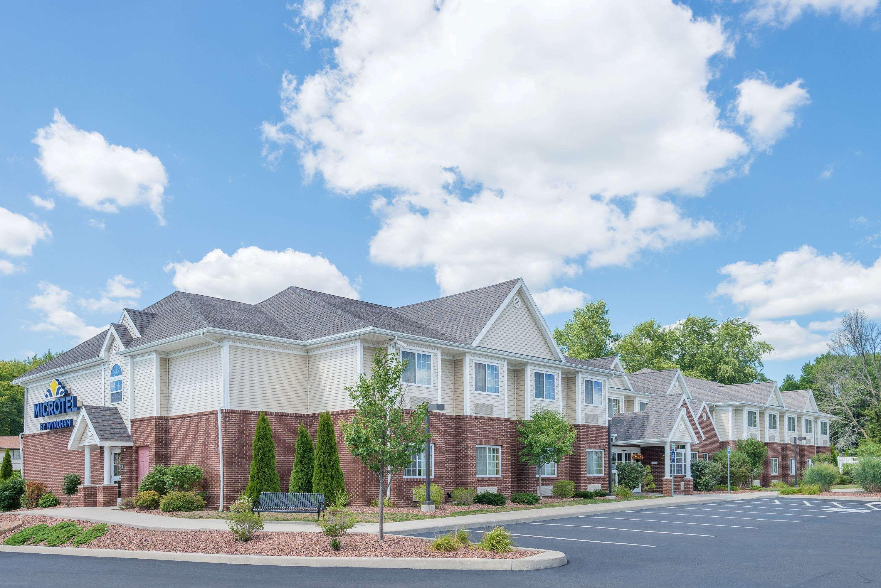 Microtel Inn & Suites Chili/Rochester Екстер'єр фото