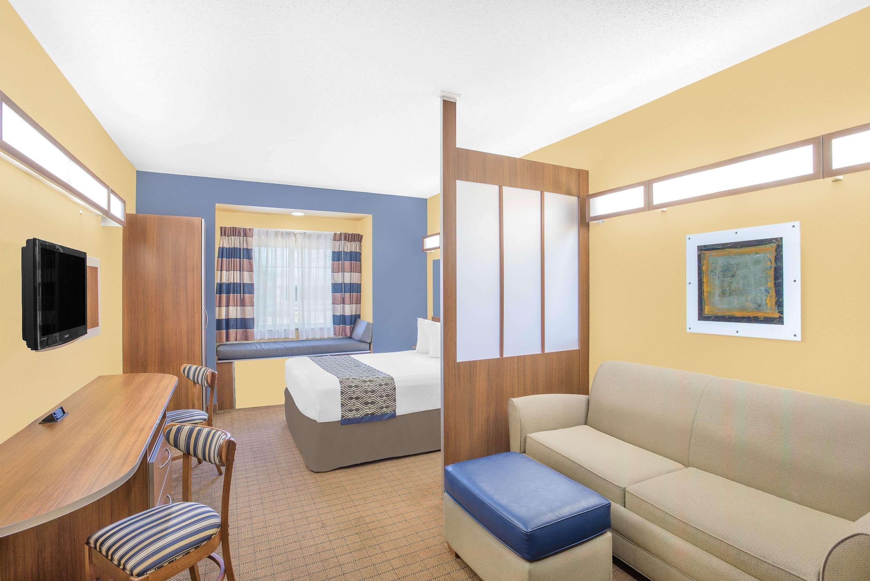 Microtel Inn & Suites Chili/Rochester Екстер'єр фото