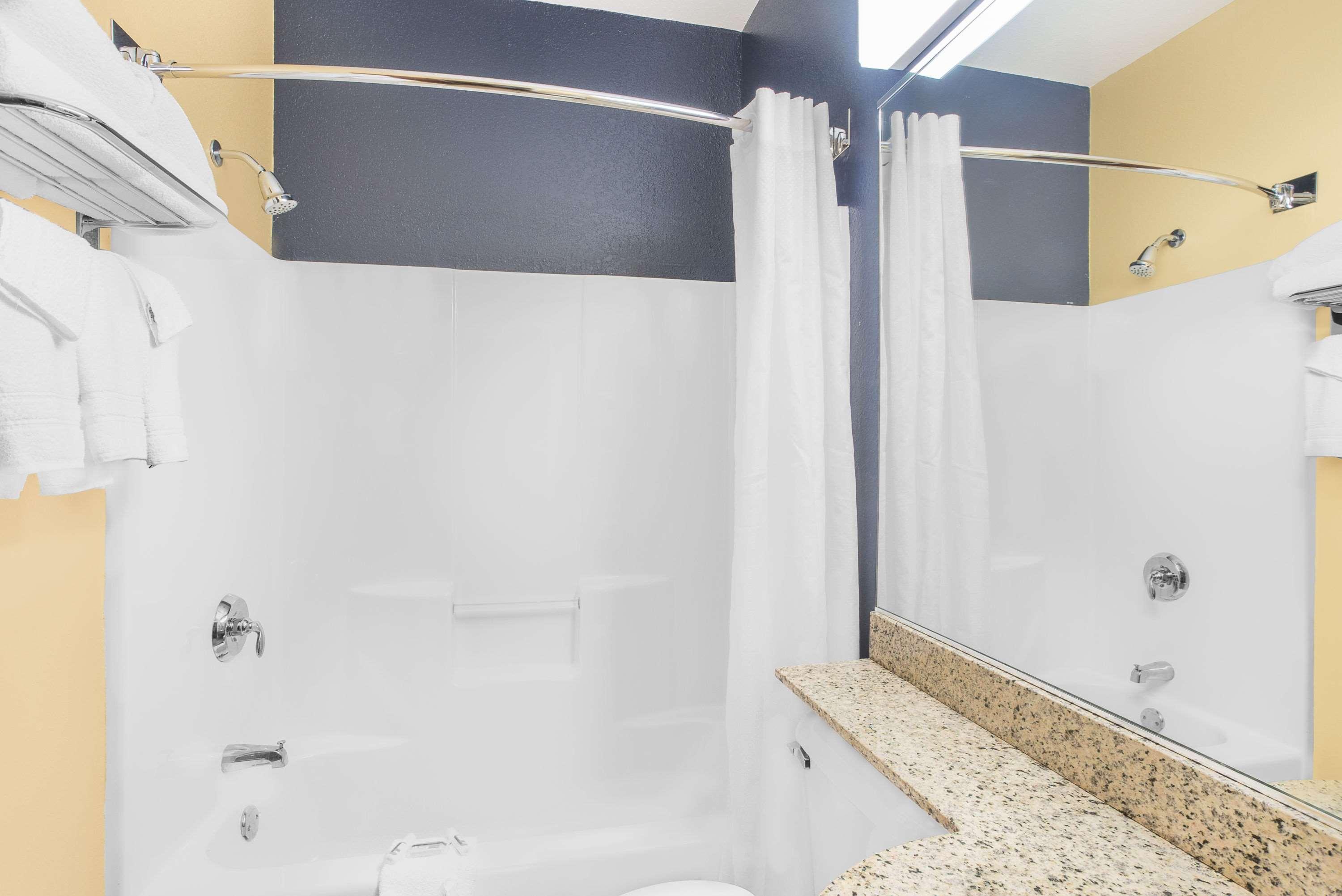 Microtel Inn & Suites Chili/Rochester Екстер'єр фото